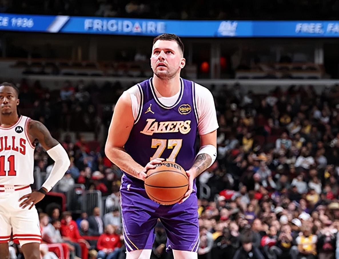 乐鱼-湖人入正轨！东契奇合理出手盘活全队，各配角攻守齐爆侵略性拉满