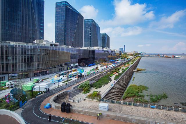 乐鱼-打卡巨型赛车、挑战极速卡丁车！格子旗嘉年华首登宝山滨江，开启春日狂欢