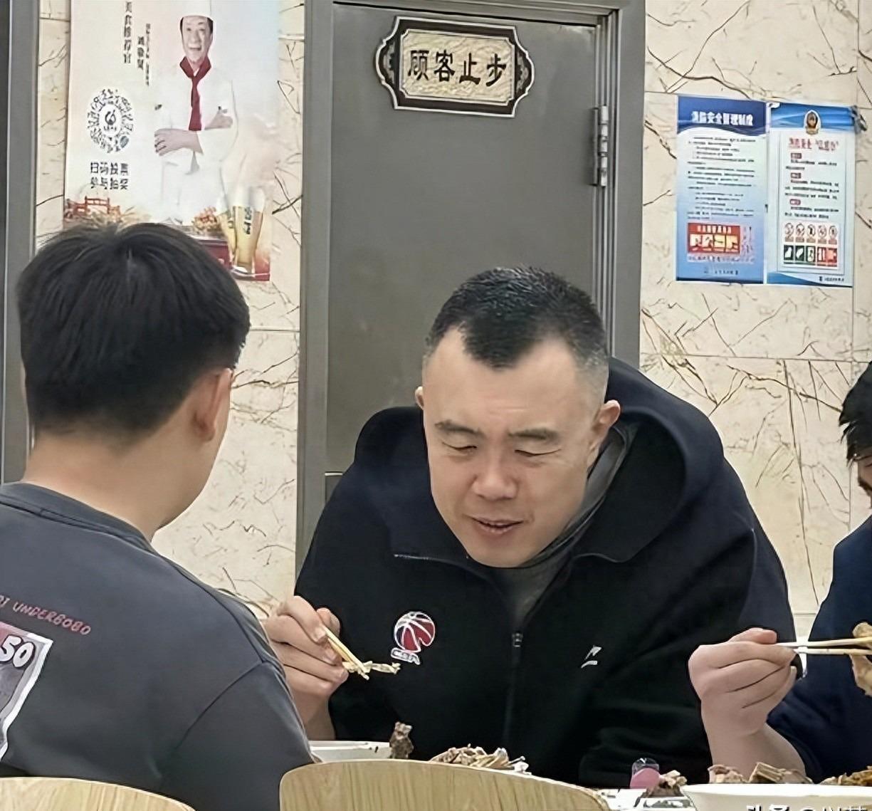 乐鱼-38岁韩德君现状：退役拒当教练，弃百万年薪进编制，每天准点下班